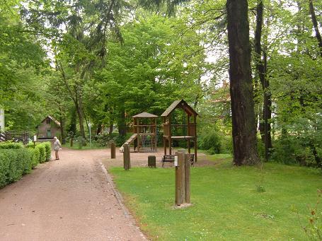 Der Kinderspielplatz beim Kneippbecken mit Zugang zum Bach