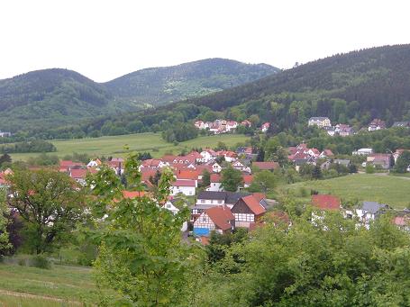 links der Zimmerberg, rechts der Datenberg, in der Mitte der Ortsteil Cabarz